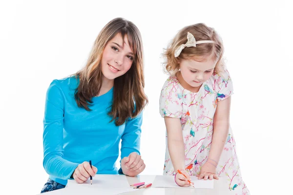 Twee meisjes tekenen — Stockfoto