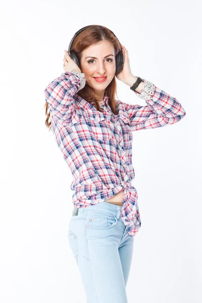 Mujer escuchando música en los auriculares — Foto de Stock