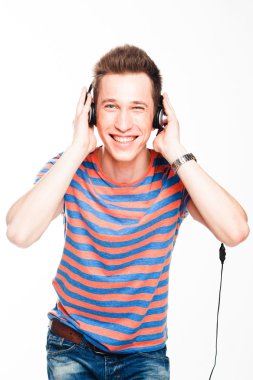 adam kulaklıklar müzik dinler