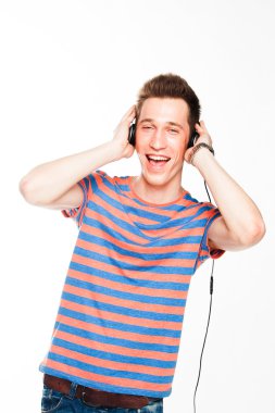adam kulaklıklar müzik dinler
