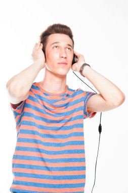 adam kulaklıklar müzik dinler
