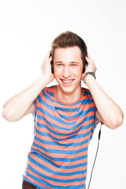 adam kulaklıklar müzik dinler
