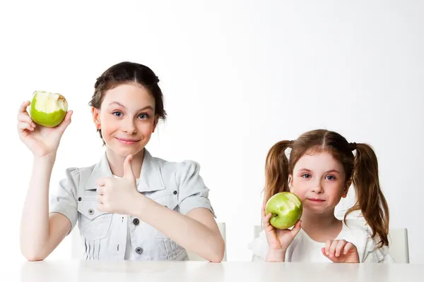 Two girls with apples — Stock Photo, Image