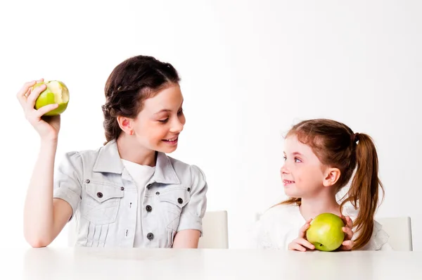 Two girls with apples — Stock Photo, Image