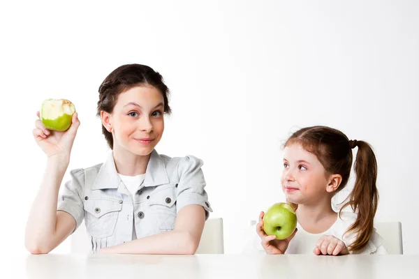 Two girls with apples — Stock Photo, Image