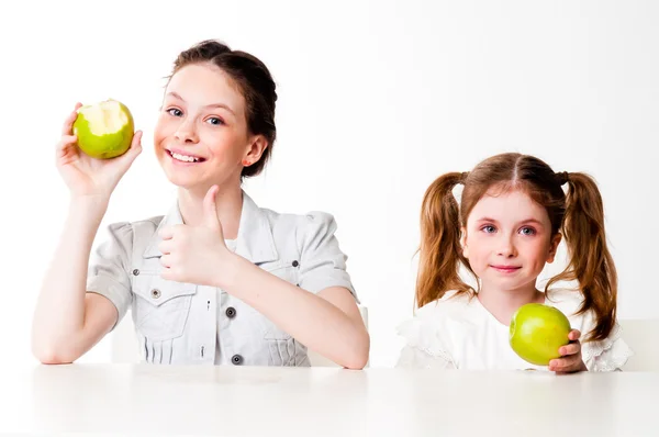Elmalı iki kız. — Stok fotoğraf