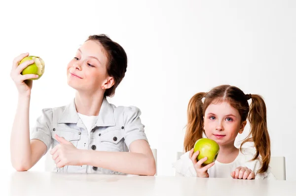 Två flickor med äpplen — Stockfoto