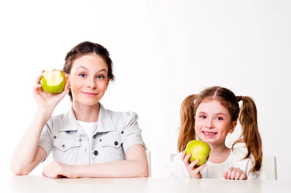 Two girls with apples — Stock Photo, Image