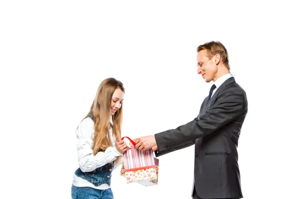 Człowiek daje kobiecie prezent — Zdjęcie stockowe