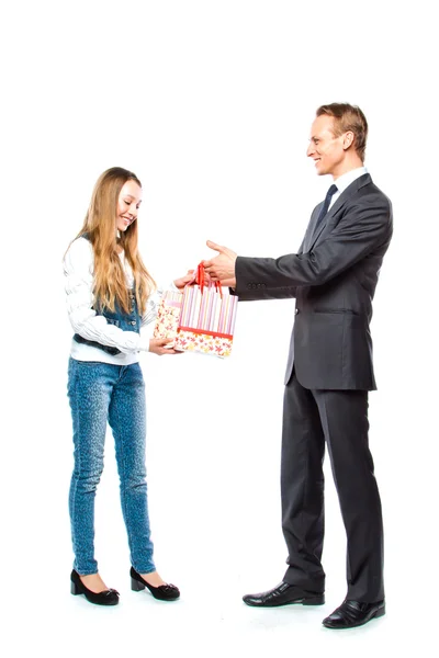 Człowiek daje kobiecie prezent — Zdjęcie stockowe