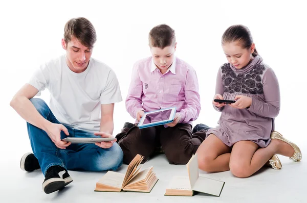 Crianças com computadores tablet — Fotografia de Stock