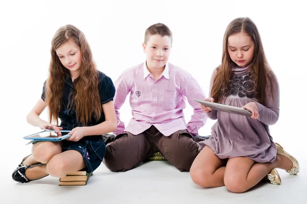 Crianças com computadores tablet — Fotografia de Stock