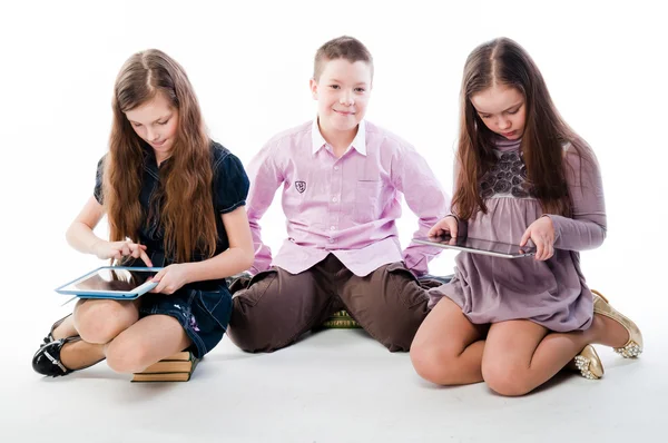 Barn med pekdatorer — Stockfoto