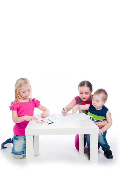 Niños dibujando con lápices —  Fotos de Stock