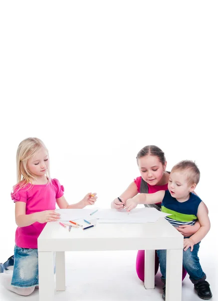 Niños dibujando con lápices —  Fotos de Stock