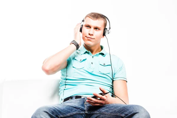 Man listens to music on headphones — Stock Photo, Image