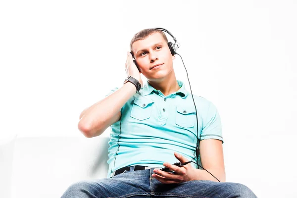 Man listens to music on headphones — Stock Photo, Image