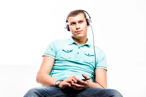 Man listens to music on headphones — Stock Photo, Image