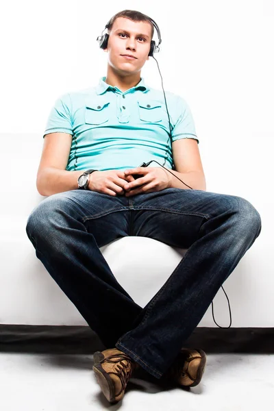 Člověk poslouchá hudbu na sluchátka — Stock fotografie