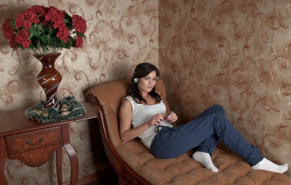 Mujer escuchando música en los auriculares —  Fotos de Stock