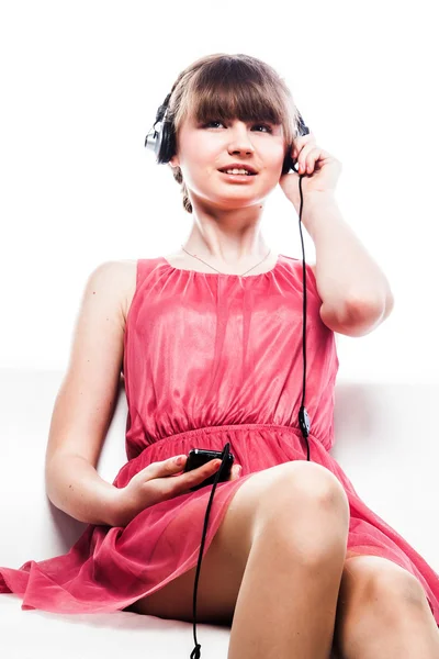 Mulher ouvindo música em fones de ouvido — Fotografia de Stock