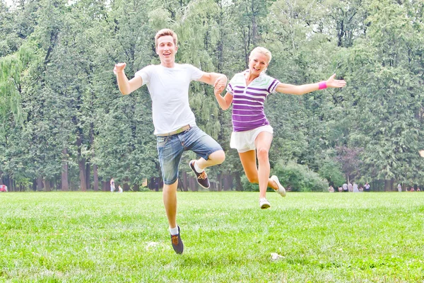 남자와 여자는 공원에서 점프 — 스톡 사진
