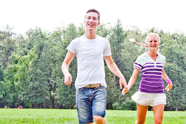 Homme et femme sautant dans le parc — Photo