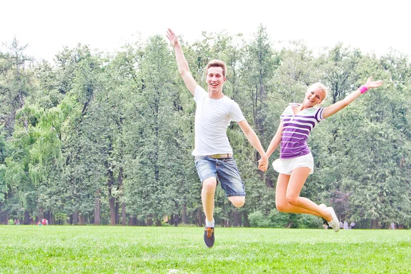 Homem e mulher pulando no parque — Fotografia de Stock