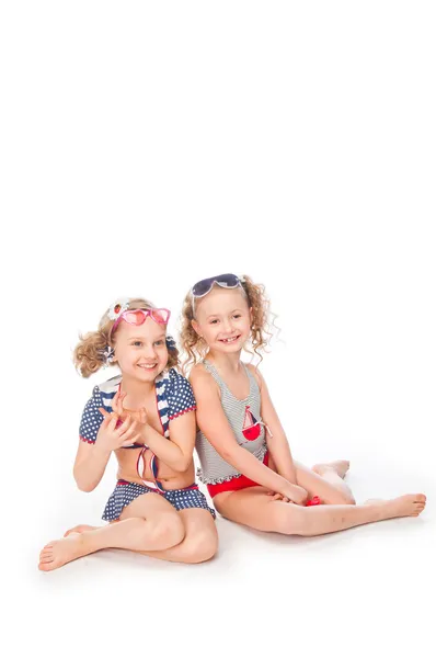 Twee meisjes in badpakken — Stockfoto