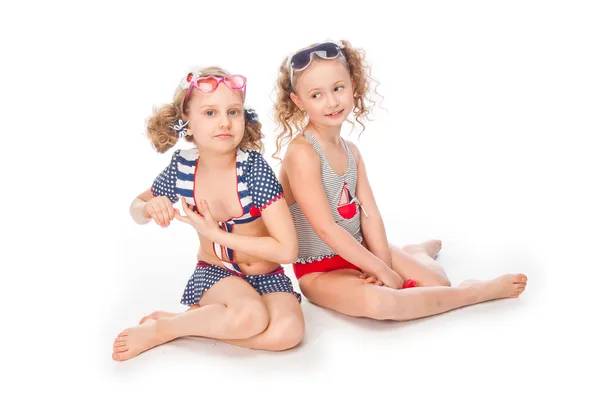 Twee meisjes in badpakken — Stockfoto