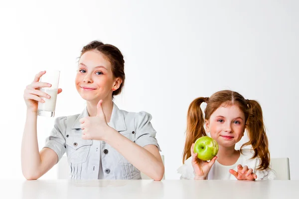 Dziewczyna z jabłkiem i mleka — Zdjęcie stockowe