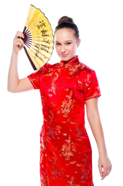 Vrouw in een rode chinese jurk — Stockfoto