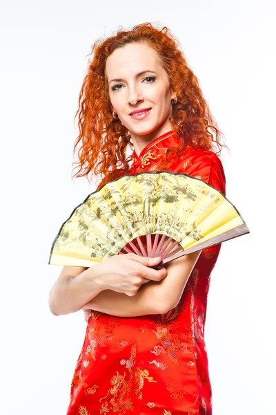 Vrouw in een rode chinese jurk — Stockfoto