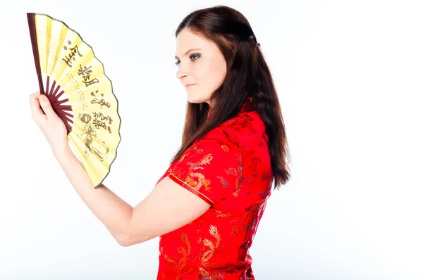 Vrouw in een rode chinese jurk — Stockfoto