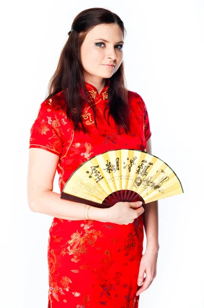 Vrouw in een rode chinese jurk — Stockfoto