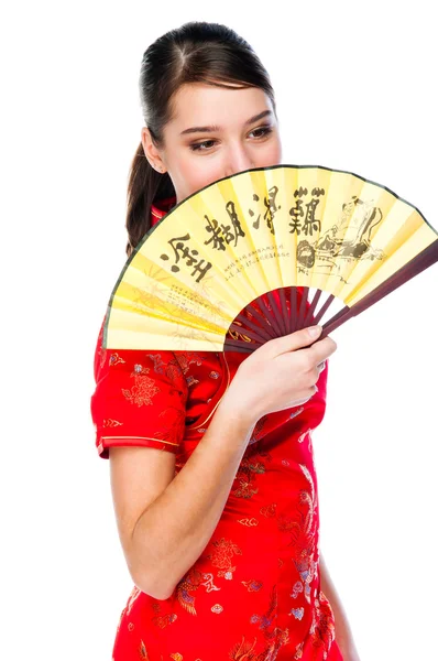 Vrouw in een rode chinese jurk — Stockfoto