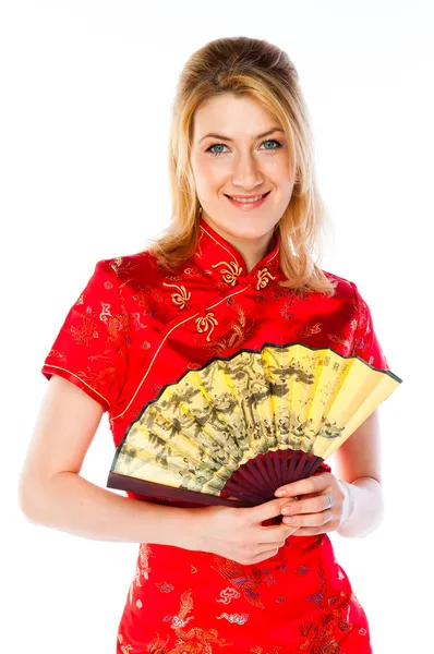 Vrouw in een rode chinese jurk — Stockfoto