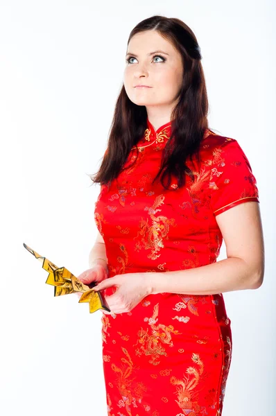 Mulher em um vestido chinês vermelho — Fotografia de Stock