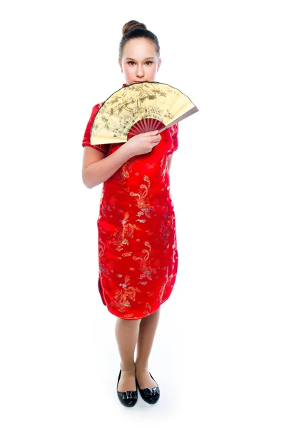 Vrouw in een rode chinese jurk — Stockfoto