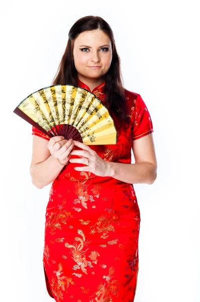 Vrouw in een rode chinese jurk — Stockfoto