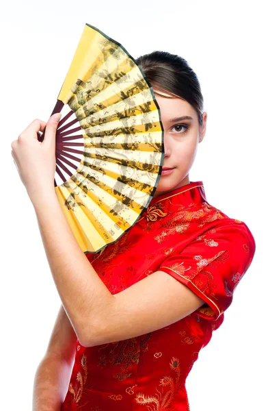 Vrouw in een rode chinese jurk — Stockfoto