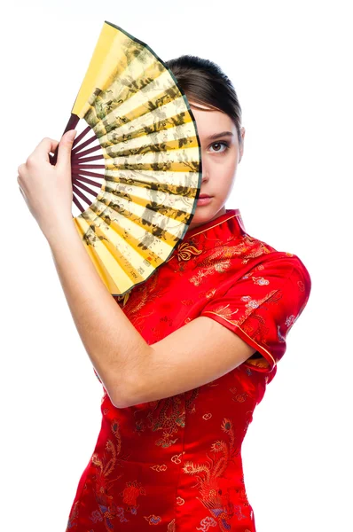 Vrouw in een rode chinese jurk — Stockfoto