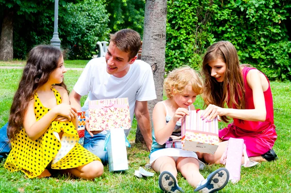 Familie im Park — Stockfoto