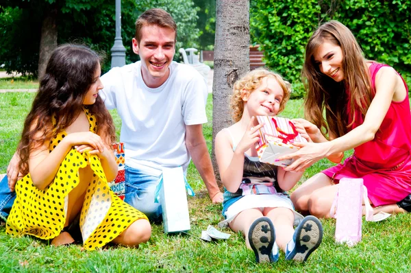 Familie in het park — Stockfoto