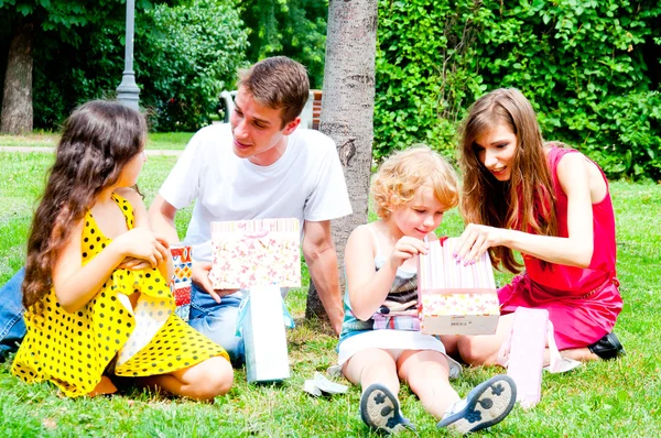 Família no parque — Fotografia de Stock