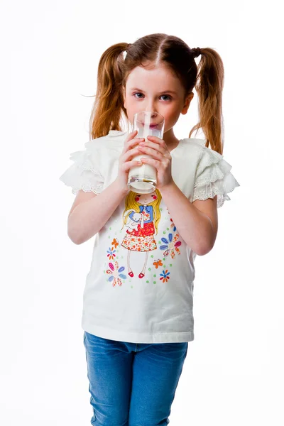Flicka med mjölk — Stockfoto