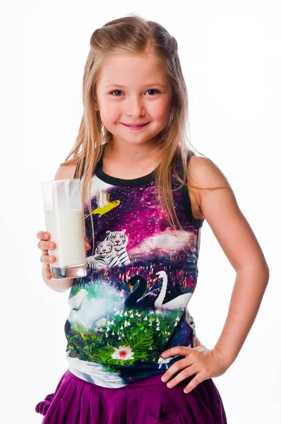 Mädchen mit Milch — Stockfoto