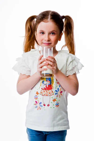 Mädchen mit Milch — Stockfoto