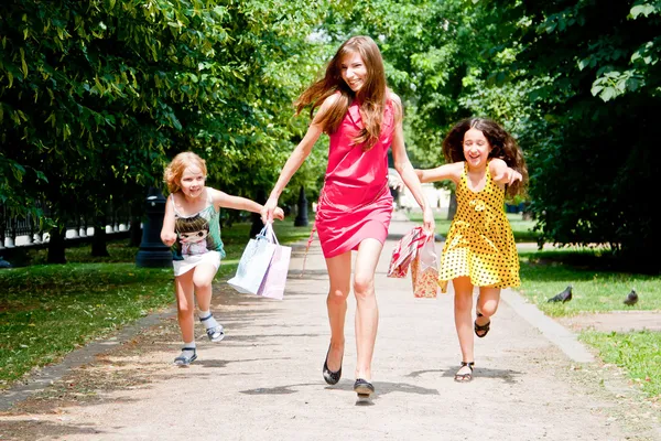 Mom with kids running around in the park — Stock Photo, Image