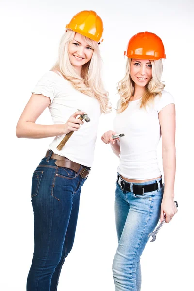 Две женщины в строительных шлемах — стоковое фото